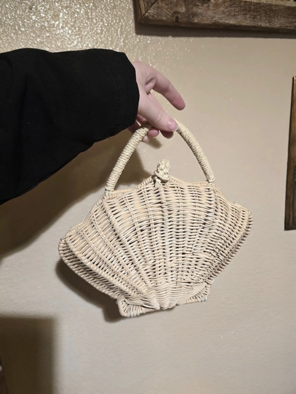 Jelavu Shelie Handwoven Rattan Seashell Crossbody Bag - Natural Straw Neutral